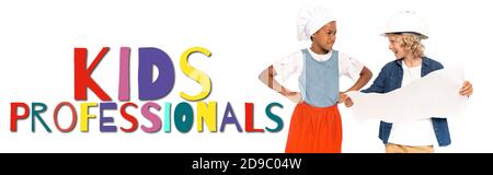 Junge in Kostüm des Architekten mit Blaupause und Blick auf unzufrieden afroamerikanischen Kind in der Nähe Kinder Profis Schriftzug auf weiß, Banner Stockfoto