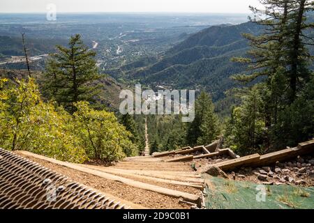 Manitou Springs, Colorado - 15. September 2020: Die alten Eisenbahnschwellen, aus denen die Manitou Incline Wanderung in Colorado besteht. Blick von oben her sho Stockfoto