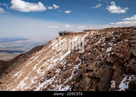 Colorado, USA - 15. September 2020: Gipfel des Pikes Peak. Schwerer Bau des neuen Besucherzentrums und Geschenkeladen Stockfoto