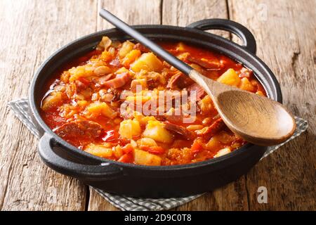 Köstliche Bio-Locro gekochtes Gemüse, Wurst und Fleisch aus nächster Nähe in einem Topf auf dem Tisch. Horizontal Stockfoto