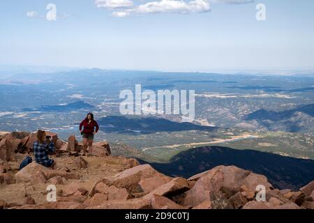 Colorado, USA - 15. September 2020: Gipfel des Pikes Peak (Americas Mountain) in Colorado, über 14,000 Meter Höhe - Touristen fotografieren Stockfoto