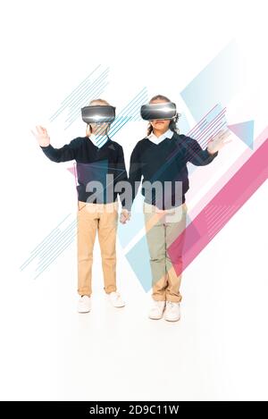 In voller Länge Ansicht von multikulturellen Schülerinnen halten Hände, während mit Virtual-Reality-Headsets auf weißem Hintergrund, abstrakte Illustration Stockfoto