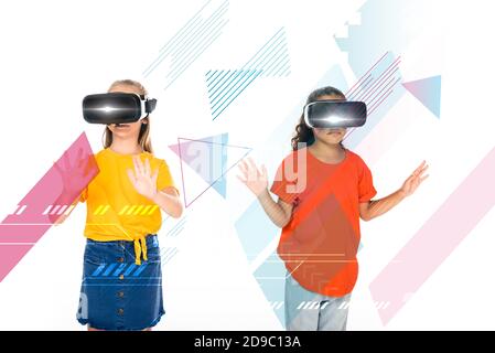 Multikulturelle Freunde, die Virtual Reality-Headsets verwenden, isoliert auf weißer, abstrakter Illustration Stockfoto