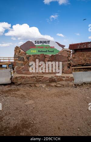 Colorado, USA - 15. September 2020: Schild für den Pikes Peak National Forest Mountain Summit. Schwere Konstruktion im Hintergrund Stockfoto