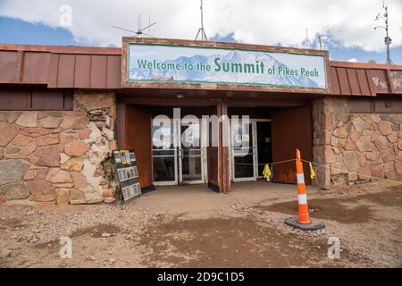 Colorado, USA - 15. September 2020: Eingang zum Pikes Peak Summit House, im Bau Stockfoto