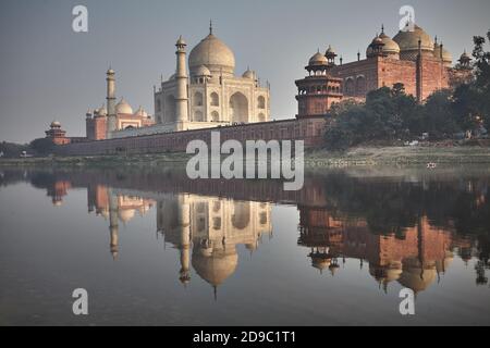 Agra, Indien, Januar 2009. Allgemeine Ansicht des Taj Mahal und seiner Reflexion im Wasser auf dem anderen Ufer des Yamuna Flusses. Stockfoto