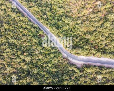 Vogelperspektive auf einen kurvigen Straßenabschnitt auf dem Land Stockfoto