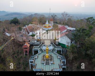 Nan / Thailand -Februar 2020 : Wat Phra That Khao Noi Tempel in Nord-Thailand mit einer großen goldenen Standbild Buddha-Statue über die Stadt Fr. Stockfoto