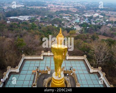 Nan / Thailand -Februar 2020 : Wat Phra That Khao Noi Tempel in Nord-Thailand mit einer großen goldenen Standbild Buddha-Statue über die Stadt Fr. Stockfoto