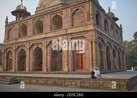 Allahabad, Indien, November 2015. Ein Mann, der vor dem Khusrau Bagh Funeral Komplex sitzt. Stockfoto