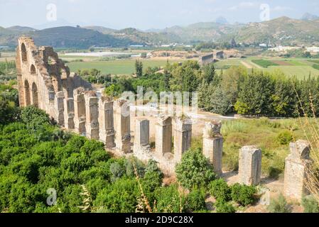 Es zeigt eines der am besten erhaltenen römischen Theater der Welt und ein wunderbares römisches Aquädukt. Aquädukte in der antiken Stadt Aspendos in Ant Stockfoto