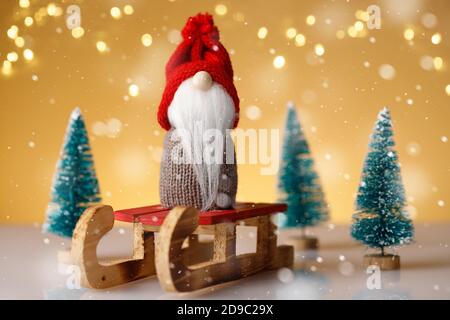 Weihnachts- oder Neujahrskomposition mit kleiner Gnom-Figur Stockfoto