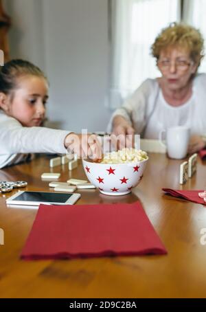 Großmutter und Enkelin spielen Domino Stockfoto