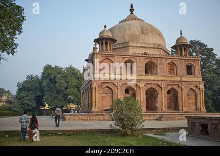 Allahabad, Indien, November 2015. Eine Gruppe von Leuten geht um den Khusrau Bagh Funeral Complex. Stockfoto