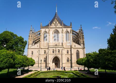 KUTNA HORA, TSCHECHISCHE REPUBLIK - MAI 16 2020: Menschen vor der römisch-katholischen Kirche des Heiligen Barbaras am 16. Mai 2020 in Kutna Hora, Tschechische Republik. Stockfoto