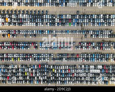 Luftaufnahme von geparkten Autos in einer strukturierten Reihe Parkplatz Leasing Autos neue Produktionsbranche Stockfoto