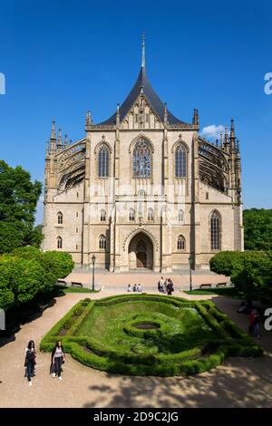 KUTNA HORA, TSCHECHISCHE REPUBLIK - MAI 16 2020: Menschen vor der römisch-katholischen Kirche des Heiligen Barbaras am 16. Mai 2020 in Kutna Hora, Tschechische Republik. Stockfoto