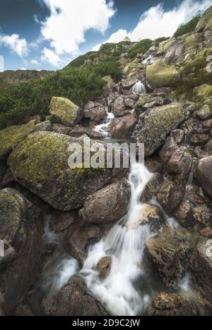 Gebirgsbach oder Wasserkaskaden über Felsen in der Hohen Tatra, Slowakei Stockfoto