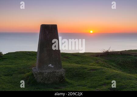 Abbotsbury, Dorset, Großbritannien. November 2020. Wetter in Großbritannien. Der klare Himmel bei Sonnenuntergang am Ende eines kalten, klaren, sonnigen Tages vom trig Point auf Abbotsbury Castle in Abbotsbury in Dorset aus gesehen. Bild: Graham Hunt/Alamy Live News Stockfoto