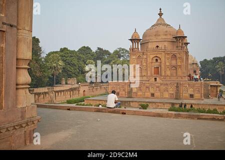 Allahabad, Indien, November 2015. Ein Mann, der vor dem Khusrau Bagh Funeral Komplex sitzt. Stockfoto