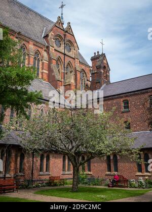 Ruhiger Innenhof im Gorton Kloster, Manchester Stockfoto