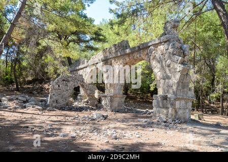 Die Ruinen des antiken Aquädukts bei Phaselis in Tekirova Kemer. Phaselis ist auch eine alte Hafenstadt. Antalya Provinz Türkei. Stockfoto