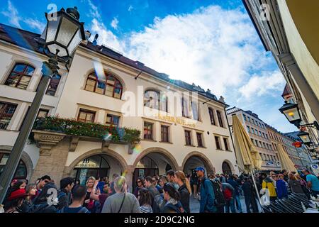 München, Deutschland - 28. SEPTEMBER 2014: Hofbräuhaus in München, Bayern, Deutschland, Europa an sonnigen Tagen mit vielen Menschen draußen Stockfoto