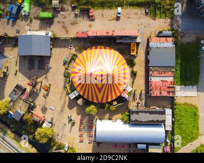 Luftaufnahme eines Zirkuszeltes bunt rot gelb Unterhaltung Drohnenaufnahme anzeigen Stockfoto