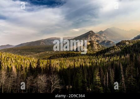 Rockyn Mountain summtis mit Rauch von Waldbränden kommen in und Wald darunter Stockfoto