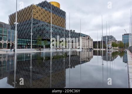 Fahnenmasten spiegeln sich im Wasser, Centenary Square, Birmingham Stockfoto