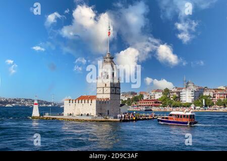 ISTANBUL, Türkei - 26 Juli, 2019: Blick auf Maiden's Tower (Kiz Kulesi) am Bosporus, das Symbol von Istanbul, Türkei. Sonnigen Tag auf die Maiden' Stockfoto