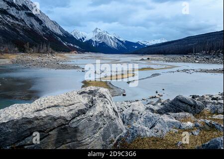 Kanadische Rocky Mountains und Wasser im Jasper National Park Stockfoto