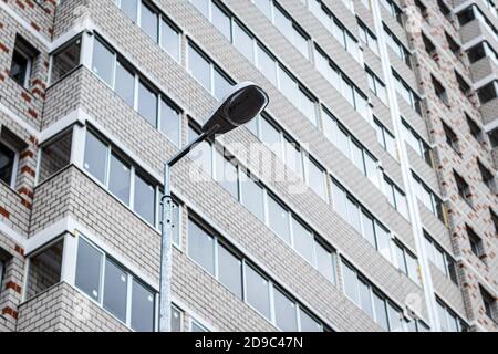 Fragment des Backsteinwohnhauses mit Balkonen. Stockfoto