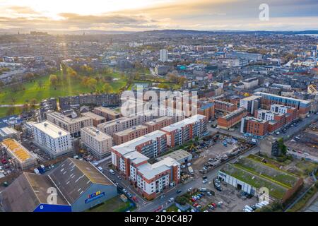 Luftaufnahme von neuen Wohngebäuden und Skyline von Edinburgh in Leith, Midlothian, Schottland, Großbritannien Stockfoto