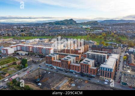 Luftaufnahme von neuen Wohngebäuden und Skyline von Edinburgh in Leith, Midlothian, Schottland, Großbritannien Stockfoto