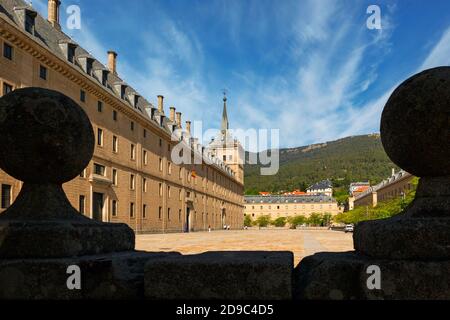 San Lorenzo de El Escorial, Comunidad de Madrid, Spanien. Das Königliche Kloster von El Escorial. Das Kloster ist ein UNESCO-Weltkulturerbe. Stockfoto