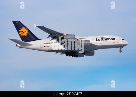 FRANKFURT am Main - 8. DEZEMBER 2012: Lufthansa Airbus A380 D-AIMB landet am Flughafen Frankfurt Stockfoto