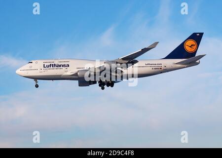 Frankfurt/DEUTSCHLAND - 8. DEZEMBER 2012: Lufthansa Boeing 747-400 D-ABVR Passagierflugzeug Landung am Flughafen Frankfurt Stockfoto