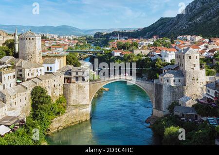 Mostar, Herzegowina-Neretva, Bosnien und Herzegowina. Die einbögige Stari Most, oder Alte Brücke, die den Neretva Fluss überquert. Die Alte Brücke Bereich von M Stockfoto