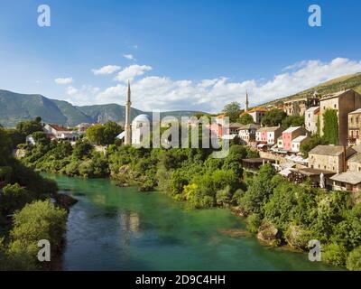 Mostar, Herzegowina-Neretva, Bosnien und Herzegowina. Neretva Fluss, Koski Mehmed-Pasha Moschee und Altstadt von der Alten Brücke aus gesehen. Die alte Brücke A Stockfoto