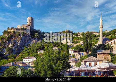 Pocitelj, Herzegowina-Neretva, Bosnien und Herzegowina. Zitadelle Pocitelj, Festung aus dem 14. Jahrhundert (links) und Moschee von Sisman Ibrahim-Pasa (rechts). Stockfoto