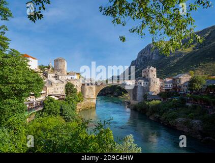 Mostar, Herzegowina-Neretva, Bosnien und Herzegowina. Die einbögige Stari Most, oder Alte Brücke, die den Neretva Fluss überquert. Die Alte Brücke Bereich von M Stockfoto