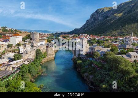 Mostar, Herzegowina-Neretva, Bosnien und Herzegowina. Die einbögige Stari Most, oder Alte Brücke, die den Neretva Fluss überquert. Die Alte Brücke Bereich von M Stockfoto