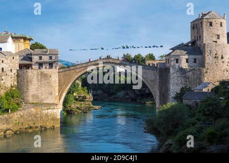 Mostar, Herzegowina-Neretva, Bosnien und Herzegowina. Die einbögige Stari Most, oder Alte Brücke, die den Neretva Fluss überquert. Die Alte Brücke Bereich von M Stockfoto