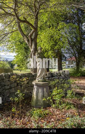 Statue im Garten der alten katholischen Schule Stockfoto