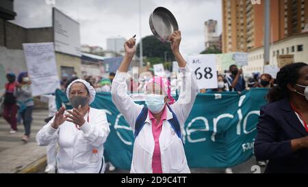 Caracas, Venezuela. November 2020. Während eines Protestes von Gesundheits- und Bildungspersonal mitten in der Corona-Pandemie klopften Gesundheitshelfer auf Kochtöpfe. Ein Gewerkschaftsbündnis hatte den Protest für bessere Gehälter gefordert. Kredit: Rafael Hernandez/dpa/Alamy Live Nachrichten Stockfoto