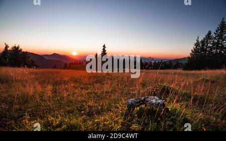 Schöner großer Sonnenuntergang in den Bergen, Alpen Natur, Österreich Stockfoto