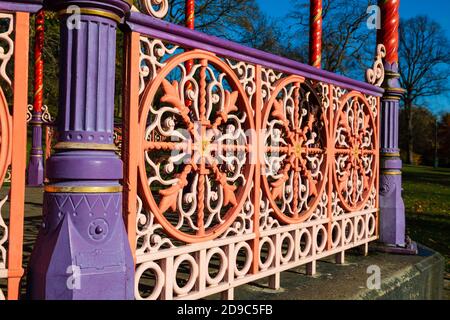 Der farbenfrohe Bandstand im Arboretum Lincoln, Lincolnshire, England, Vereinigtes Königreich. Stockfoto