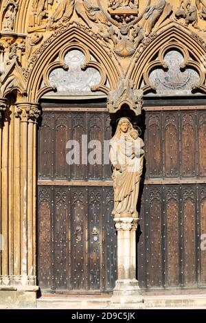 Detail der Südtür, Kathedralkirche der seligen Jungfrau Maria, Lincoln, Lincolnshire, England, Vereinigtes Königreich. Stockfoto