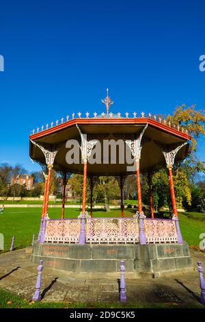 Der farbenfrohe Bandstand im Arboretum Lincoln, Lincolnshire, England, Vereinigtes Königreich. Stockfoto